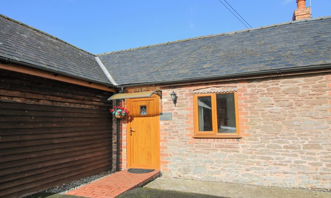 Leominster Cottage | THE OWL BARN, pet friendly, with a garden in Leominster
