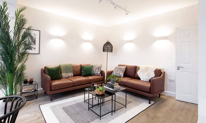 Oxford Apartment | The Oxford Lodge | Oxford Holiday Let | 6 Beds & Sleeps 12