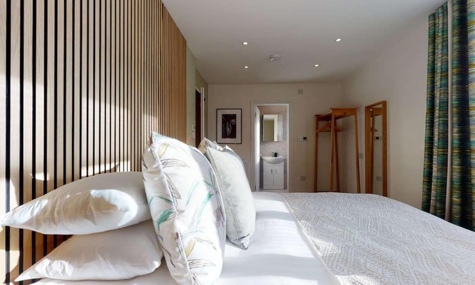 Oxford House | The Oxford Lodge Wadham Room