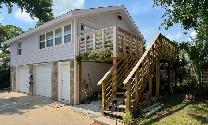 East Hill Apartment | The Palace Summary: T