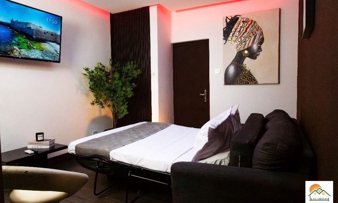 Yaounde Apartment | The Pandora: Secure and stylish studio with sofa bed, WiFi, smart TV and tub