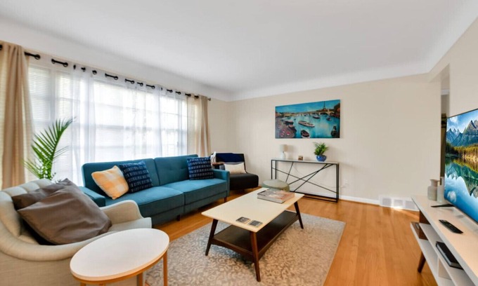 Grosse Pointe Apartment | The Park @ The Park & River Chalet-2BD Lower Unit