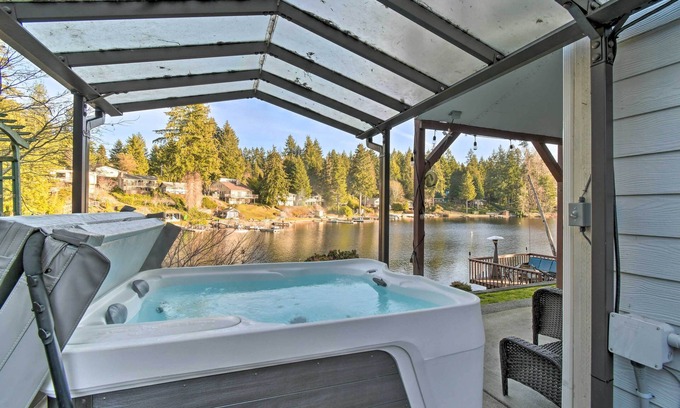 East Olympia Cottage | 'the Peacock House' - Waterfront Home w/Hot Tub!