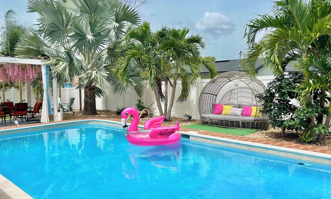 Clearwater Villa | The Pink Flamingo! Perfect for Bachelorettes! Heated Pool, Close to Beaches
