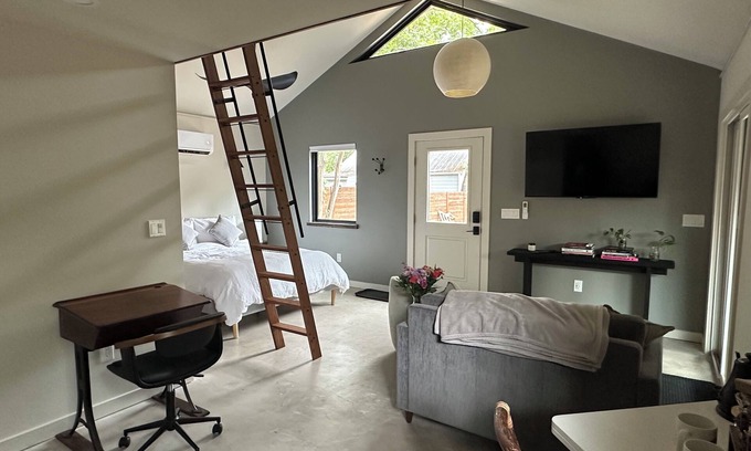 Cherrywood House | The Pistachio House, Charming & Private Guest House mins from UT/Moody Center/Downtown