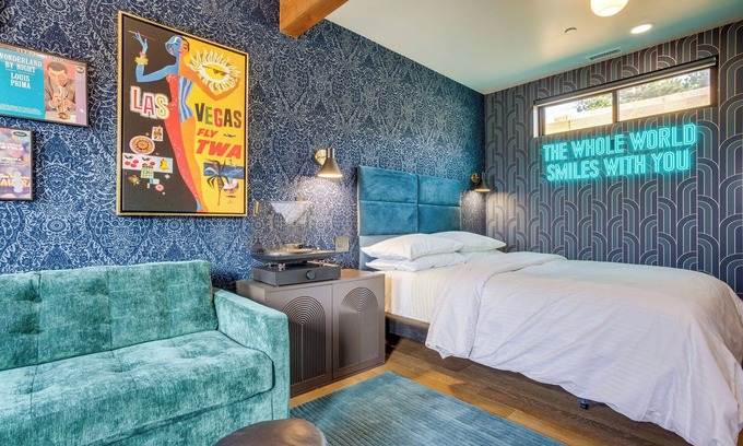 Eddyville House | The Prima @ The Louie Boutique Motel, Walk to Everything! Dog Friendly!