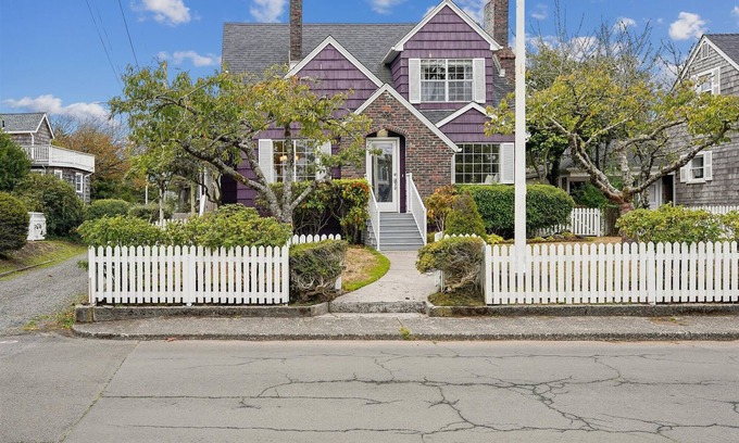 Seaside House | The Purple House | Historic | Hot Tub