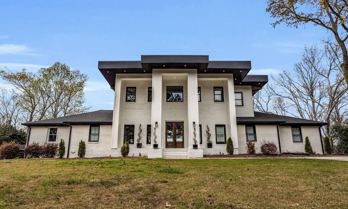 Sandy Springs House | The Push Palace: Where Extravagance Meets Grandeur in Luxurious Living