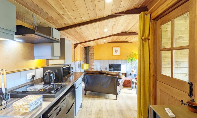 Billingshurst Cabin | The Quail Cabin - sleeps 2 guests in 1 bedroom