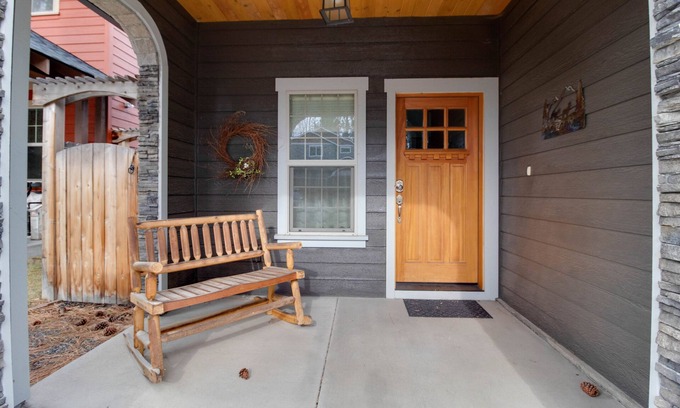 Sisters House | The Quails Nest - charming 3 bedroom 2.5 bath with fireplace in Sisters Oregon