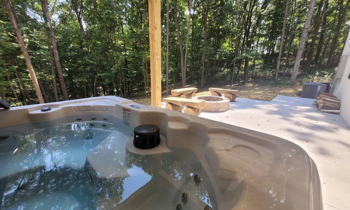 Logan Cabin | The Quana Lodge - Brand New Lodge with Wifi, Hot Tub, Firepit, and more!