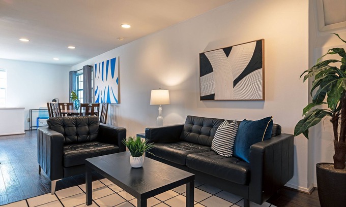 Greenway Plaza-Upper Kirby Apartment | The Queen Endgame! Sleeps 16! 7BR/6BA/3PA ⭐️⭐️⭐️⭐️⭐️