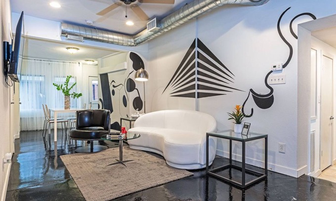 Greenway Plaza-Upper Kirby Apartment | The Queen Endgame! Sleeps 14! 6BR/5BA/2PA