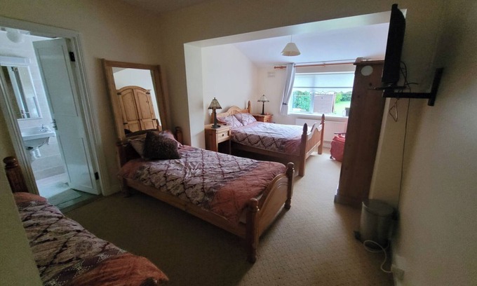 Moate House | The Railway Lodge - 4 Bedrooms, Sleeps 11, Pets Ok