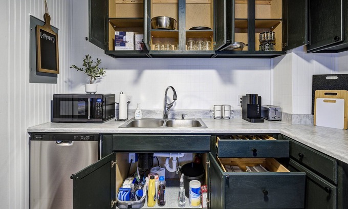 Kingsport House | The Red Door Cottage is minutes to downtown. Pet Friendly!