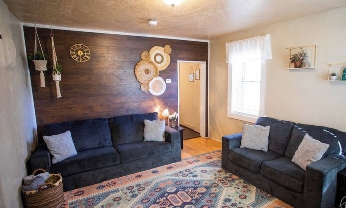 Williams House | The Red Door Wanderer’s Nest - A Historical 1920's Downtown Gem - Pet Friendly