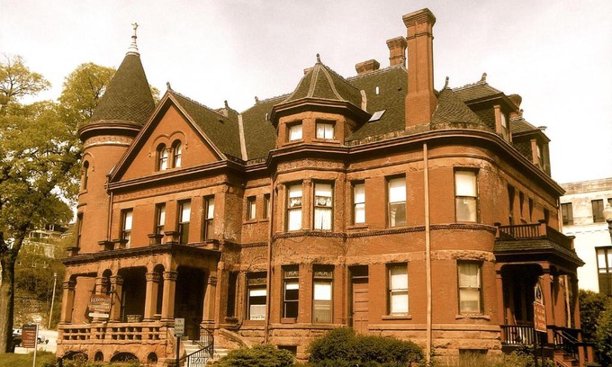 Dubuque Bed & Breakfast | The Redstone Inn and Suites