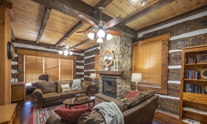 Winesburg House | The remarkably preserved and spacious Chestnut Log House was built in 1829.