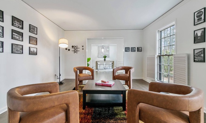 Sandy Springs House | The Retro Minimalist Cozy 3BR Home in Upscale Sandy Springs near Northside Med