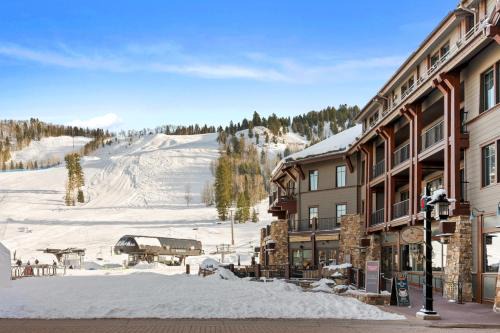Aspen House | The Ritz-Carlton 3BR Residence 8304: Ski-in/Ski-out Resort in Aspen with Courtyard View