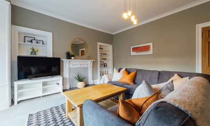 Tillicoultry Condo | The Riverside Apartment (free parking)