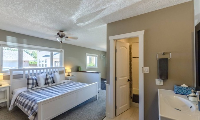 Okanagan-Similkameen House | The Rockhouse Suite - Modern Open Concept Suite - Beautiful backyard