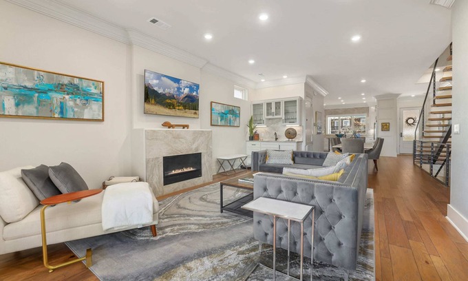 Fayetteville House | The Roman - Luxury Townhome - 1m to DT