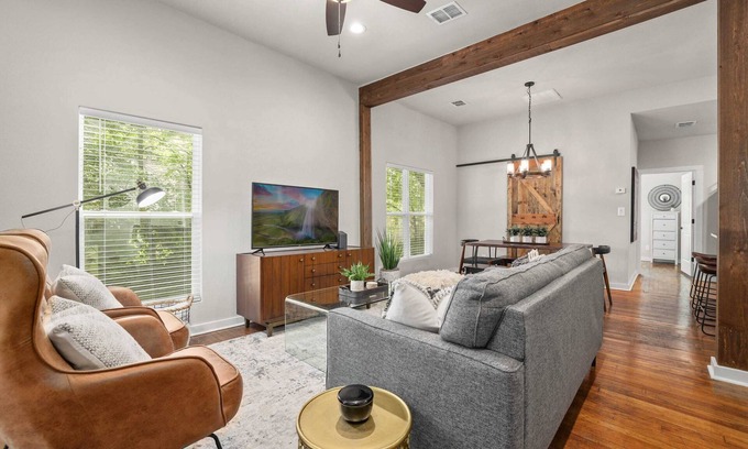 Fayetteville House | The Roselyn - House on Dickson St - 0.5 mi to UofA