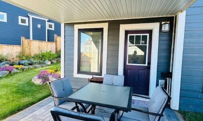 Colwood House | The Royal Bay Escape: Cozy 2 bedrooms garden suite