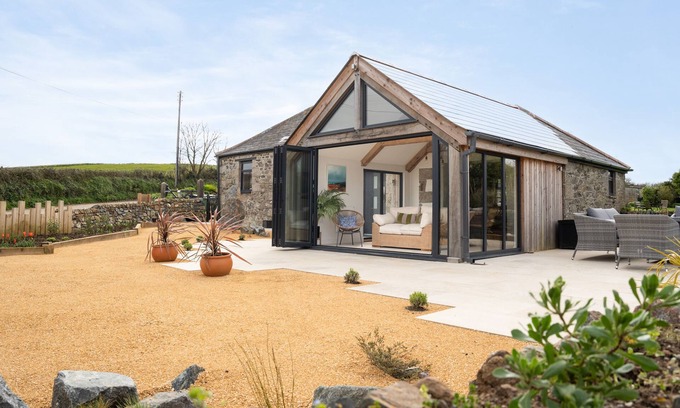 Helford Passage Cottage | THE RUM HOUSE, pet friendly, character holiday cottage in Porthallow