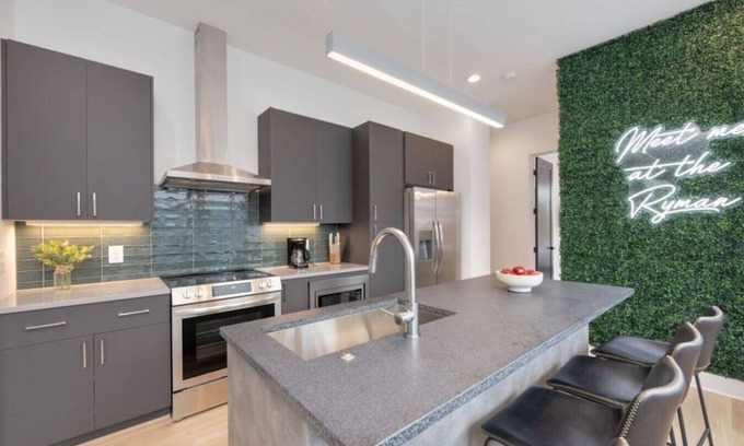 Radnor Apartment | `The Ryman` 4BR Haven with Scenic Rooftop