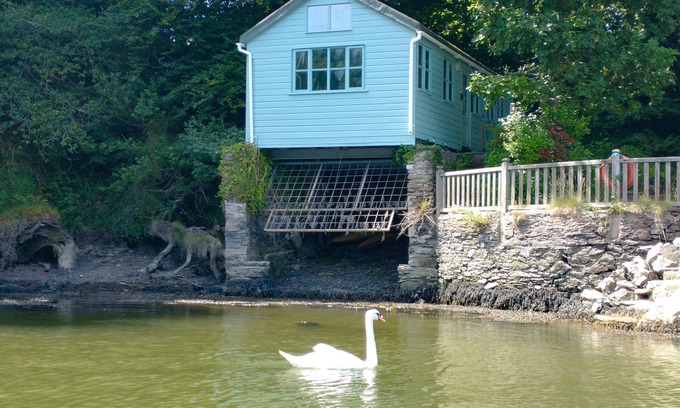 Totnes Cottage | THE SHARPHAM BOAT HOUSE, romantic, with open fire in Ashprington