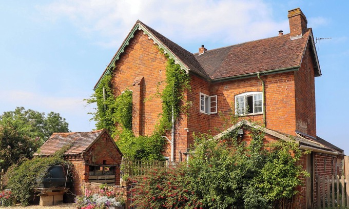 Alvechurch Cottage | THE SHIRES AT BICKERSCOURT, pet friendly in Henley-In-Arden