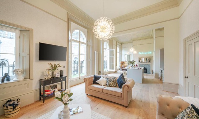 Bristol Old City Apartment | The Sovereign Suite - 2 Bedroom Apartment in Central Bristol by Mint Stays