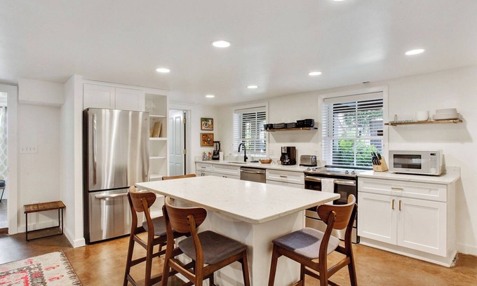 Metropolitan Apartment | The Squares of Savannah: Chic Modern Apartment on Forsyth by Lucky Savannah