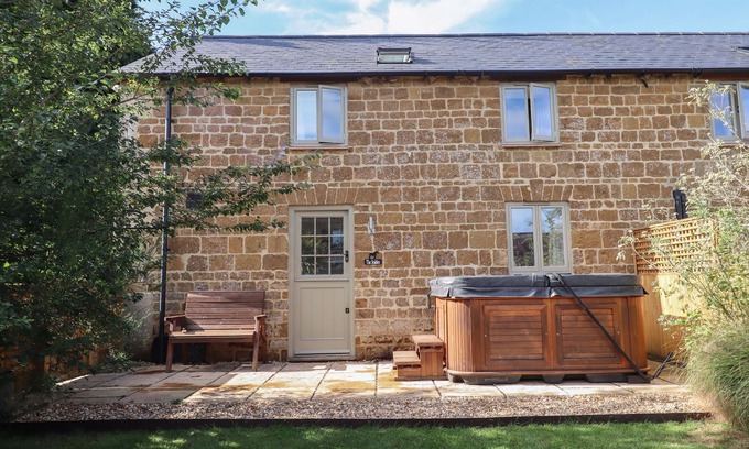 Chipping Norton Cottage | THE STABLES, pet friendly, luxury holiday cottage in Great Tew