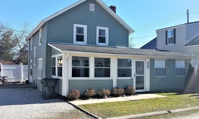 Geneva-on-the-Lake House | The Sun Catcher 5BR: Steps from The Strip and room to relax!