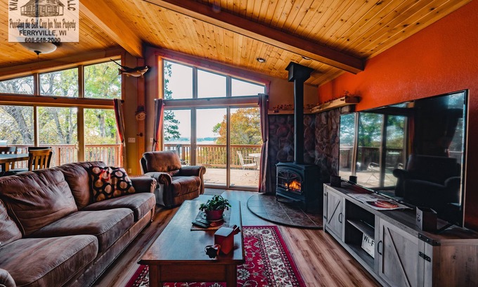 Ferryville Cabin | The Sun Set River View, Luxury, private, amazing views of River with Hot Tub