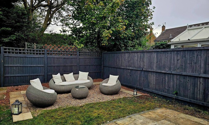 Chapeltown House | The Sweetbriar Cottage3 Bedroom House in Leeds