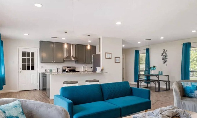 Farmers Branch House | The Teal Retreat/15 mins to downtown/Near Addison