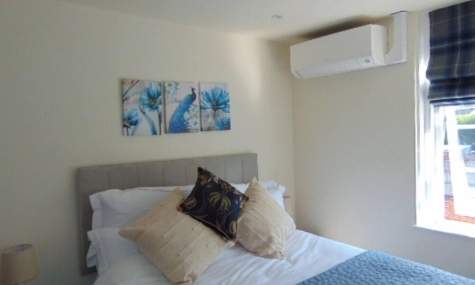 Loughborough Bed & Breakfast | The Three Crowns