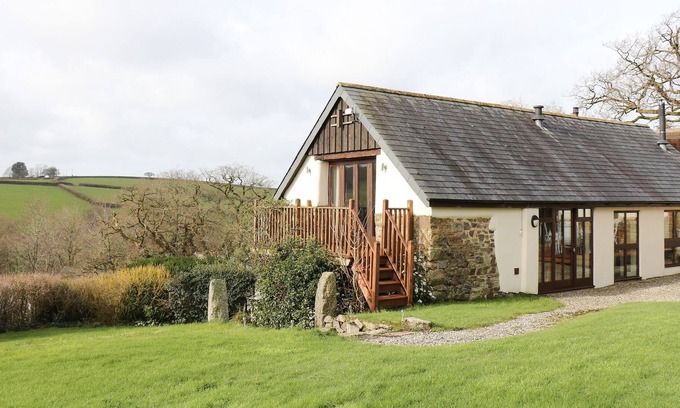 Sticklepath Cottage | THE THRESHING BARN, romantic, with pool in Okehampton