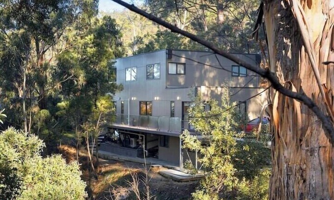 Taroona House | "The Tree House Hobart" - 10kms to CBD - Sleeps 8.