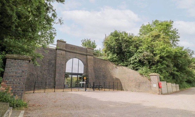 Middleton Cheney Cottage | THE TUNNEL AT BRIDGE LAKE FARM AND FISHERY, romantic in Chacombe