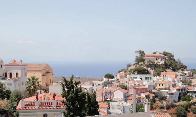 Ioulida House | The Turquoise house in the center of Ioulida, close to shops and restaurants.