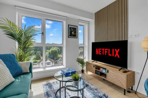 Coombe Hill Apartment | The Van Gogh Loft - By Raymond Properties