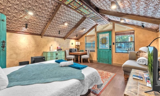 Fredericksburg House | The Vines Retreat, Hot-tubs, Game Room, 10-mins to Downtown!