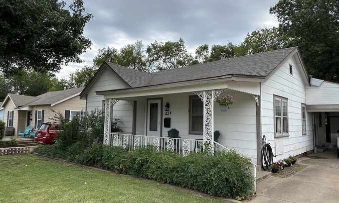Stillwater House | The Walnut House - Right at OSU Greek Row and blocks from Theta Pond