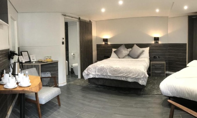 Hillingdon Hotel | The WatersEdge, Canal Cottages