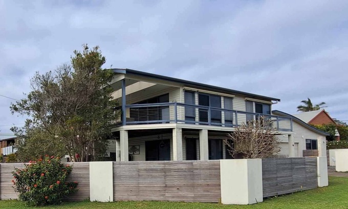 Currarong House | The Wave House - Prime location, close to beaches & amenities |ocean view decknn